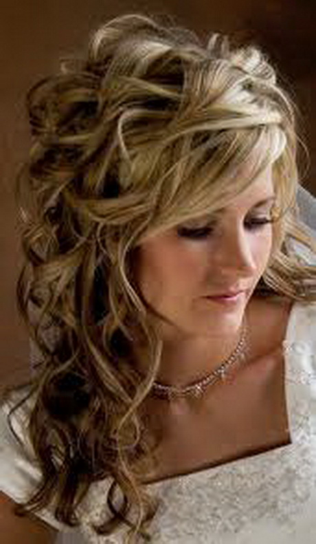 modne-fryzury-na-wesele-dugie-wosy-82 Modne fryzury na wesele długie włosy