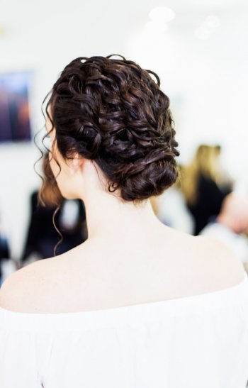fryzury-na-wesele-dlugie-wlosy-2020-62_12 Fryzury na wesele długie włosy 2020