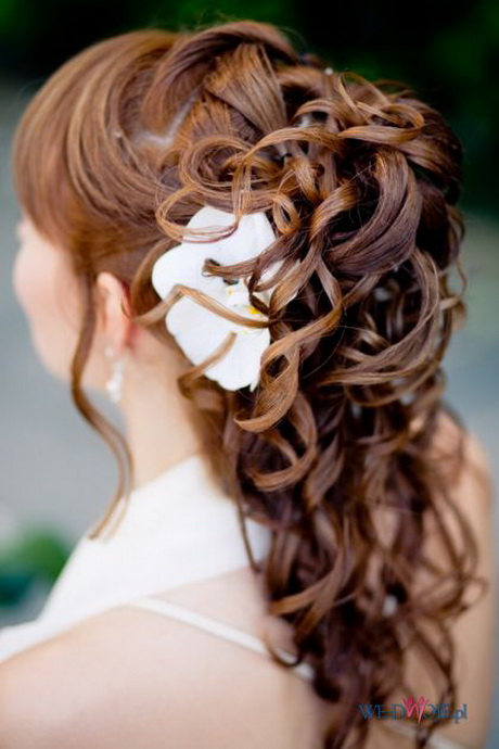 modne-fryzury-na-wesele-dugie-wosy-82-6 Modne fryzury na wesele długie włosy