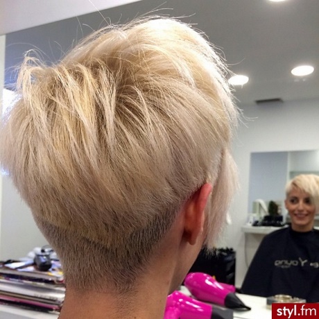 krtkie-blond-fryzury-2018-52_4 Krótkie blond fryzury 2018