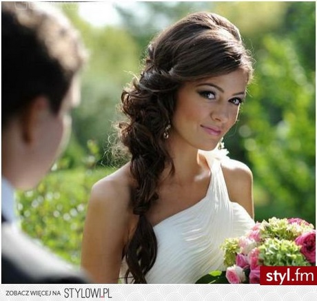 fryzury-wesele-wosy-rednie-19_12 Fryzury wesele włosy średnie