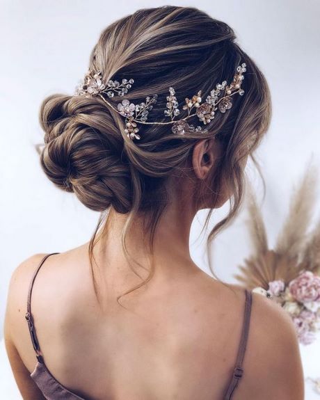 modne-upiecia-wlosow-na-wesele-2021-67_2 Modne upięcia włosów na wesele 2021