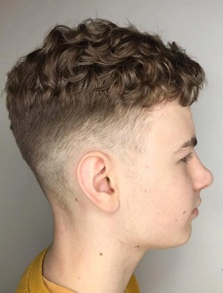 krecone-wlosy-chlopak-94_15-7 Kręcone włosy chłopak