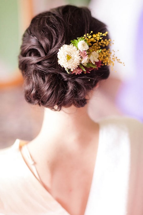 fryzura-lubna-z-kwiatami-55_14 Fryzura ślubna z kwiatami