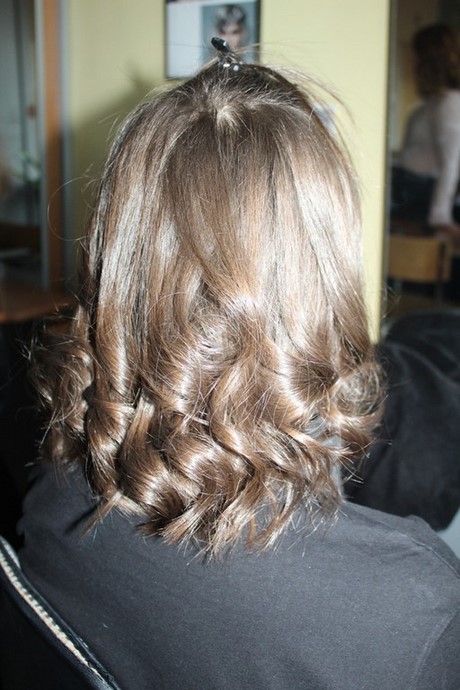 modne-fryzury-wlosy-dlugie-2023-86_13 Modne fryzury włosy długie 2023