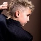 Modne fryzury dla nastolatków chłopców